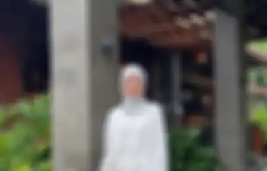 5 Dress Hijab Putih untuk Dipakai Solat Idul Adha 1444 H. Santun!