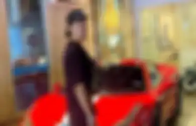 Niat Hati Pamer Lamborghini saat Foto Bareng Fans, Aktor Ini Gigit Jari Mobilnya Terbakar