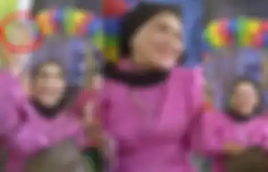 Umi Kalsum Enteng Nyawer Pakai Duit 1 Tas, Aksi Istri Abdul Rozak Sebarkan Uang dari Ayu Ting Ting Disorot, Netizen: Insha Allah Berkah