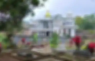 Punya 12 Kamar hingga 7 Toilet, Viral Rumah Mewah Tiga Lantai di Jawa Barat Dibangun di Tengah Kuburan, Ini Sosok Pemiliknya