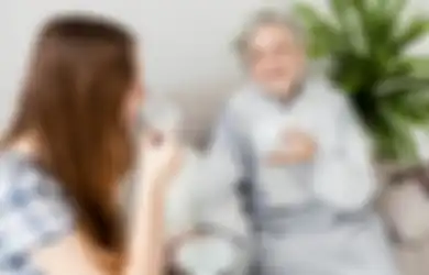 8 Cara Sopan Berkomunikasi dengan Lansia agar Tak Menyakiti Hati