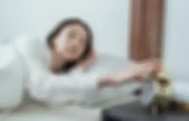 Cara Mengatasi Rasa Malas Bangun Pagi, Salah Satunya Hindari Kebiasaan Main Ponsel Sebelum Tidur!