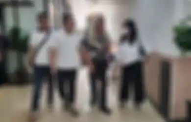 Ogah Diwawancarai, Gideon Tengker Hadiri Sidang Perdana Gugatan Harta Gana-gini terhadap Rieta Amilia