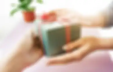 8 Hadiah yang Cocok Diberikan untuk Adik yang Baru Lulus SMA, Dijamin Bermanfaat