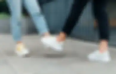 6 Cara Mengatasi Sepatu Kebesaran, Solusi Jika Salah Beli Ukuran