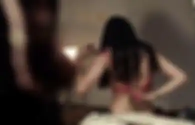 Suami Sibuk Cari Duit Keluar Kota, Istri Asyik Ngamar Bareng Pria Lain, Video Syur Jadi Bukti!