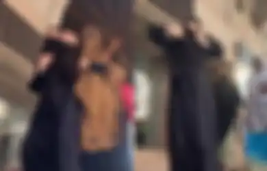 Viral Selebgram Samarinda Sibuk Bikin Video TikTok di Tanah Suci Sampai Tubruk Orang yang Sedang Jalan, Sudah Diingatkan Warga Tetap Bodoh Amat
