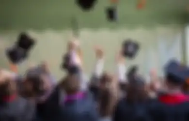 Viral di TikTok Mahasiswi Wisuda Tanpa Didampingi Orang Tua yang Sedang Naik Haji, Air Mata Tumpah Dapat Kejutan Ini