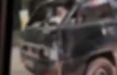VIRAL Emak-emak Nyetir Pikap Ringsek, Tetap Injak Gas meski Kaca Depan Tak Ada