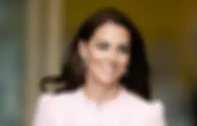 Fashion Feminin Pink Kate Middleton Saat Berkunjung ke Museum