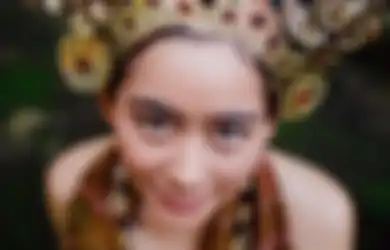 Ayu nan Anggun, 6 Gaya Laura Theux dalam Balutan Outfit Kebaya Bali