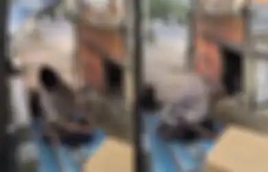 Viral di TikTok, Kakek Penjual Kerupuk Khusyu Laksanakan Ibadah Salat di Samping Gerobak, Beralaskan Tikar