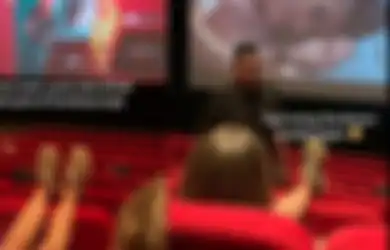 VIRAL di TikTok Bule Tak Sopan Angkat Kaki di Bioskop, Mendadak Kicep Ditegur Sosok Ini
