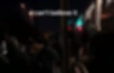 Viral di TikTok Puluhan Penumpang Loncat dari Gerbong Kereta, Bermula dari Orang Asing Nekat Masuk ke Rel
