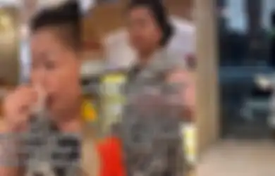Emak-emak Nangis Lihat Bocah Minta Makan dari Jendela, Lakukan Hal Ini hingga Tuai Pujian