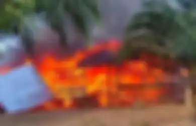 Gara-gara Video Panas 9 Menit Viral, Emak-emak Bersatu Bakar Kafe Remang-remang yang Dinilai Meresahkan