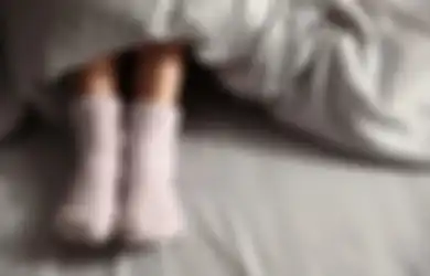 Rasakan 6 Keuntungan Ajaib Tidur Pakai Kaos Kaki, Bisa Coba Malam Ini