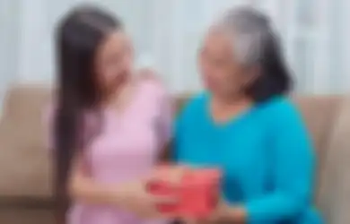 10 Ide Hadiah untuk Nenek yang Sedang Berulang Tahun, Dijamin Jadi Cucu Kesayangan