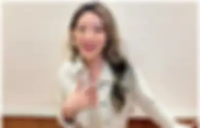 5 Ide Fashion Kece Pakai Celana Panjang Putih ala Natasha Wilona