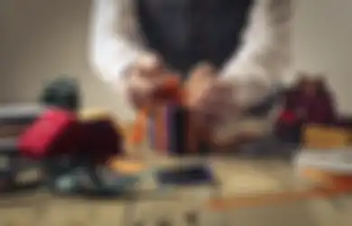 5 Ide Hadiah yang Menarik untuk Cowok LDR, Bisa Jadi Obat Kangen!