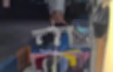 Viral di TikTok Teror Ketuk Pintu Jam 3 Dini Hari, Terekam di CCTV Suasana Teras Rumah yang Bikin Merinding!