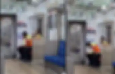 MasyaAllah! Viral di TikTok 2 Petugas KRL Tetap Jalankan Salat di Sela-sela Bertugas, Netizen: Respect Banget