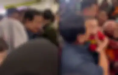 Video Emak-emak Girang saat Anaknya Digendong dan Dicium Prabowo Viral di TikTok, Menhan juga Ikut Ekspresif