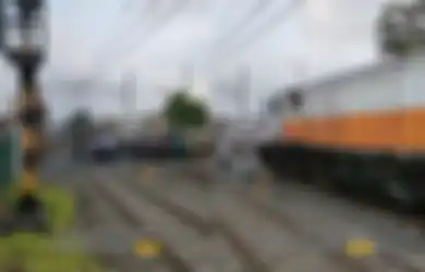 Viral di TikTok Kereta Api 'Ngalah' Lantaran Gerombolan Pengguna Jalan Bandel Nekat Terobos Palang, Netizen: Heran!