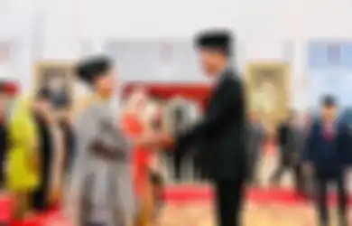 Presiden Salting Saat Dicium Tangan Usai Sematkan Tanda Kehormatan, Iriana: Pak Jokowi Nggak Pernah Ngasih Kejutan
