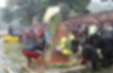 Mengenal Tradisi Larung Sesaji, yang Terkenal dalam Masyarakat Nusantara Ini Makna dan Sejarahnya