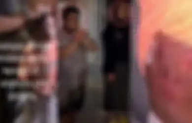 Viral di TikTok Pasangan Lesbian Digrebek Warga Diduga Karena Siksa Anak Sendiri, Nangis-nangis Minta Tak Dilaporkan ke Polisi