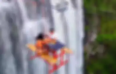 Viral di TikTok Wahana Unik dan Menegangkan, Nikmati Sajian Ala Meja Gantung di Atas Air Terjun Senilai Rp 6,8 Juta