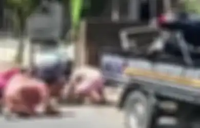 Tradisi Unik Sebagai Ungkapan Syukur, Viral Emak-emak Rebutan Uang Receh yang Dilempar Usai Warga Beli Motor Baru