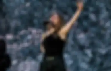 Ellie Goulding Spill Kondisinya Usai Tersembur Kembang Api di Panggung