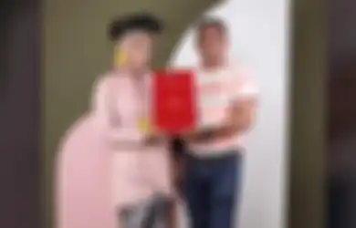 Viral di TikTok Momen Haru Wisuda, Wajah Tanpa Ekspresi Ayah Jadi Sorotan Lantaran Menahan Tangis Saat Dipeluk Putrinya