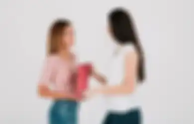 5 Ide Hadiah Matching Item untuk Bestie Tercinta, Dijamin Bikin Persahabatan Makin Erat