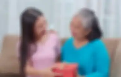 10 Ide Hadiah untuk Calon Mertua yang Bikin Orang Tua Pacar Makin Terkesan, Buruan Simak!
