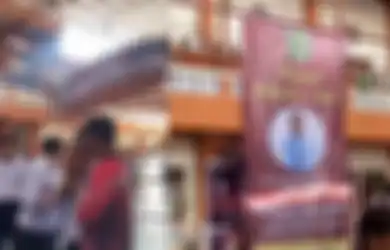 Viral di TikTok Momen Guru Masuki Masa Pensiun, Tak Kuasa Menahan Tangis Usai Dapat Kejutan Manis dari Para Murid