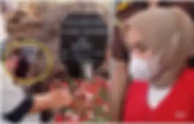 Innalillahi Wa Innailaihi Rojiun, Ayah Meninggal Dunia, Medina Zein yang Kini Dipenjara Nangis Lihat Prosesi Pemakaman Via Video Call