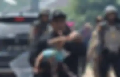 Aksi Heroik Ayah Terobos Bentrok Aparat Vs Warga Rempang sambil Gendong Bayinya: Tolong Anak Saya