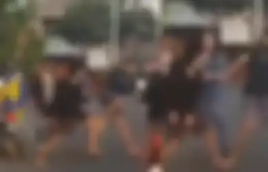 Gara-gara Wanita, 2 Pria Bernama Agus Adu Jotos di Pinggir Jalan Raya, Salah Satunya Nyemplung Selokan
