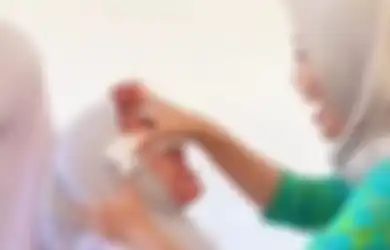 Viral Pelajar Pasrah Riasan Dihapus, Aksi Ibu Guru Dapat Dukungan Orang Tua Siswa