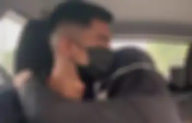 Momen Haru Suami Istri Berpelukan Saat Menuju Pengadilan untuk Cerai, Terlihat Mesra Meski Rumah Tangga di Ujung Tanduk