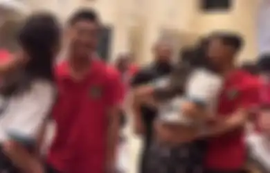 Pratama Arhan Menciumnya di Depan Umum, Azizah Salsha Malu-malu saat Diminta Kecup Balik, Sang Ayah Auto Turun Tangan