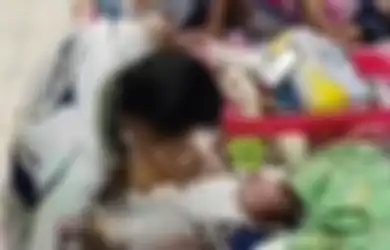 Viral di TikTok, Penjaga Panti Asuhan Ini Kepergok Suapi Bayi Berumur 2 Bulan dengan Bubur saat Live TikTok, Netizen Auto Murka