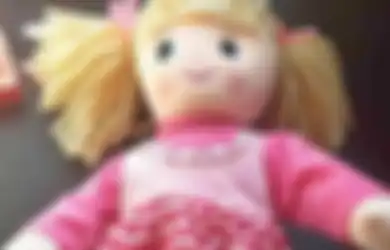 Diganggu Hantu Anak Kecil di Rumah Tua, Pasutri Ini Syok Lihat Foto Sosoknya hingga sang Istri Nekat Berikan Boneka