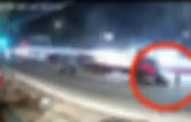 Wanita Berhijab Misterius Langsung Berdiri dan Lari ke Depan Truk yang Tabrak Belasan Kendaraan di Exit Tol Bawen, Sosoknya Kini Jadi Misteri