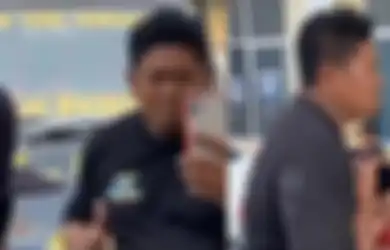 Sopir Truk Tegas Larang Cita-cita Anak Jadi Polisi di Hadapan Anggota Polsek, Videonya Viral di TikTok