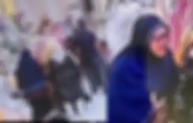 Viral di TikTok Aksi Emak-emak Diduga Curi Amplop di Pelaminan, Sempat Narsis Ikut Foto dengan Pengantin