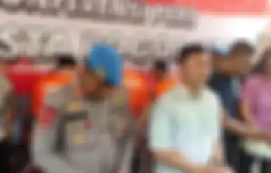 Lecehkan 10 Anak Dibawah Umur, Kakek 58 Tahun Tak Bergeming Dihujani Pukulan Oknum Polisi, Video Viral!